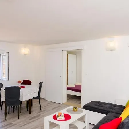 Jasmin - One Bedroom With Balcony And Garden View דירה