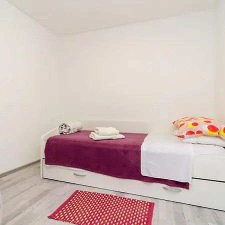 Jasmin - One Bedroom With Balcony And Garden View דירה דוברובניק