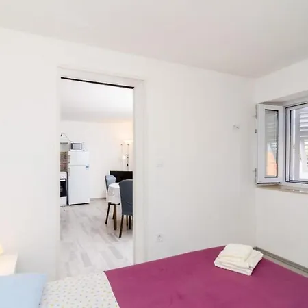 Jasmin - One Bedroom With Balcony And Garden View Apartment *